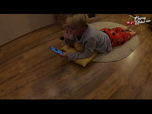 ❤️ I-Blonde ephambeneyo imunca iDick eNkulu efunxayo kwaye iqhwaba phezu kwayo - isondo leempundu ❌  kuthi  ❤